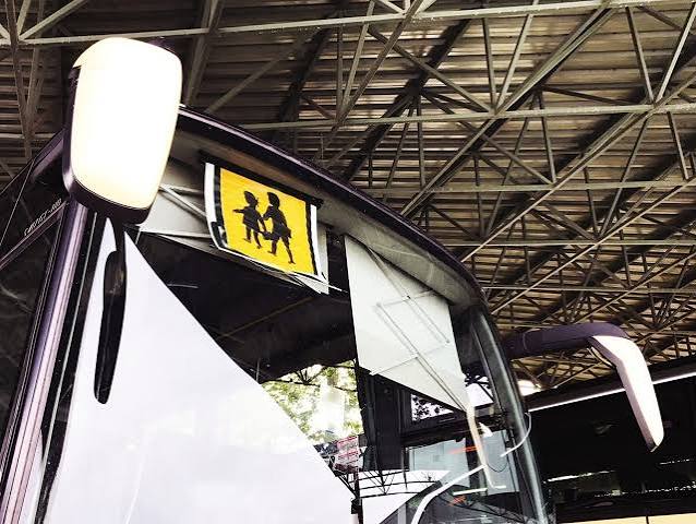 Detalle de un autocar con la señal de transporte escolar