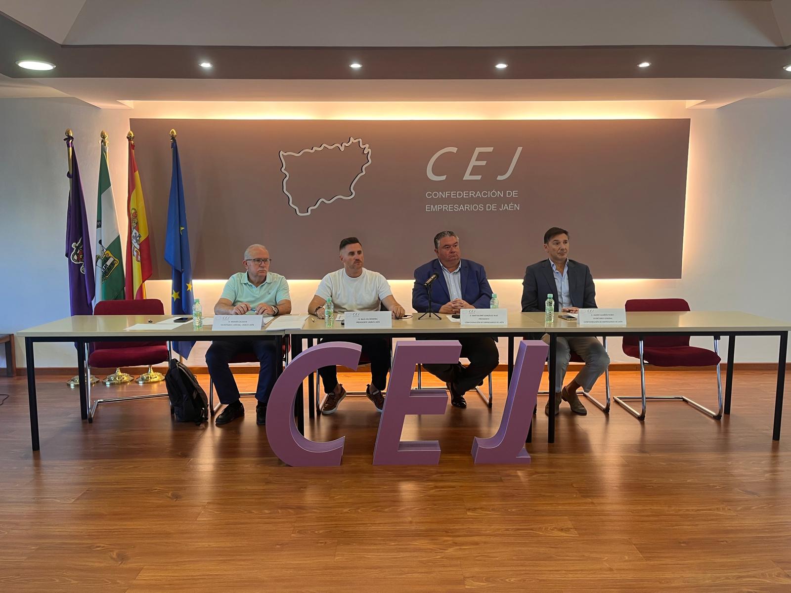 Representantes de Unibús y la Confederación de Empresarios de Jaén, sentados en la mesa de la comparecencia