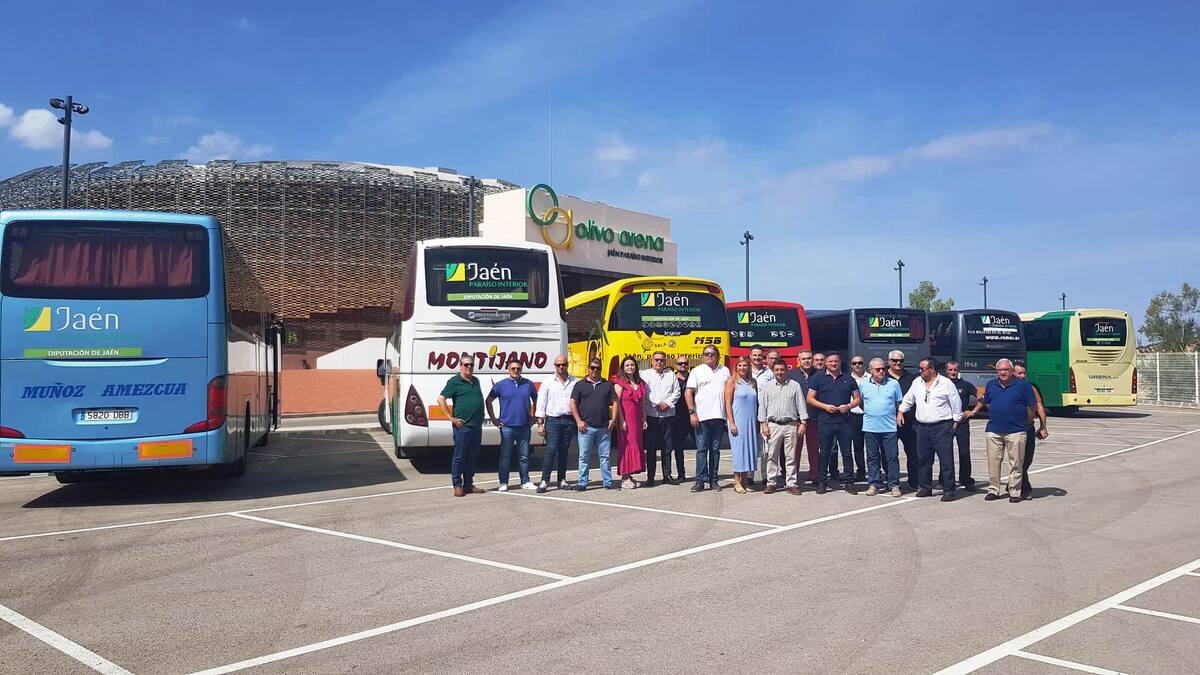 Representantes de Unibús y la Diputación junto a los autobuses con la marca Jaén, paraíso interior, en el Olivo Arena
